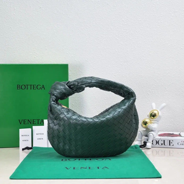 Batch 1460 BV Bottega Veneta 2022 Early Spring New Ladies Medium JODIE Handbag BV Bag 🔥The new method is to round the corners on the original basis and knot the round hobo bag with classic woven leather. The most iconic triangular pull-out design, using sheepskin draped soft shape, is super suitable for concave shapes~ Jodie feels really gentle to people, and is definitely the best item for daily matching. It has the same weave, new elements and twists, and is versatile. It is the new favorite of street style Internet celebrities! Size: 36*21*13 Model: 6697